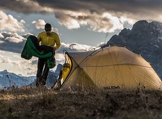 Materiál spacího pytle - peří nebo syntetika?